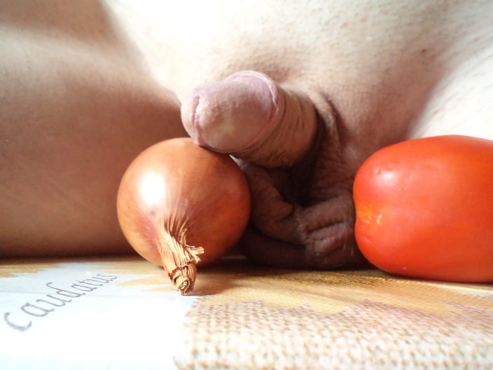 На секс-кухне луковица и помидор
