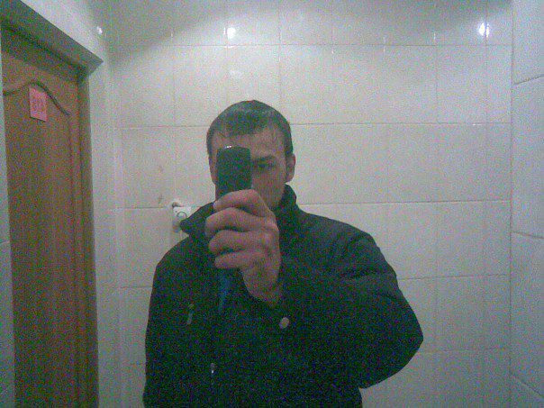 у зеркала дома