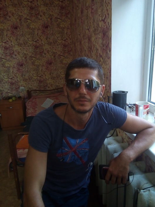 под очками можно спрятать безтыжие глаэа;)