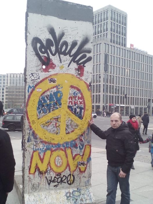 Возле Берлинской стены