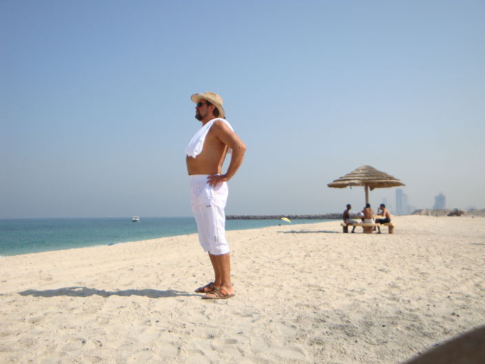 На пляже г.Шарджа(ОАЭ)пустынно,скучно и одиноко.