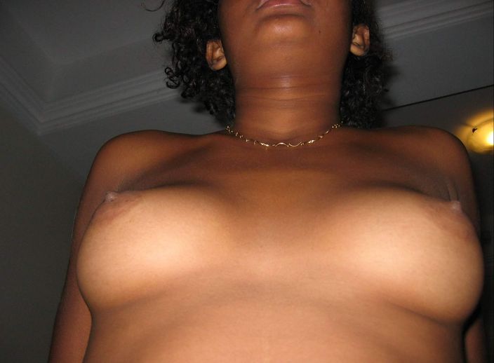 Ebony teen show her boobs