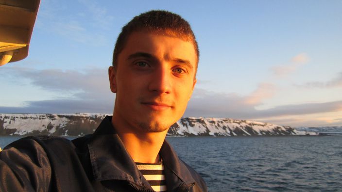 в море