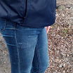 женские джинси в парке