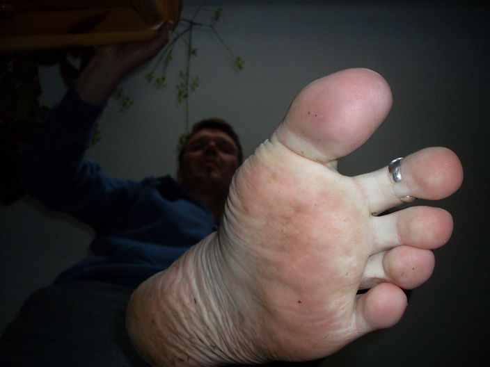 Get your tongue out and lick my feet!