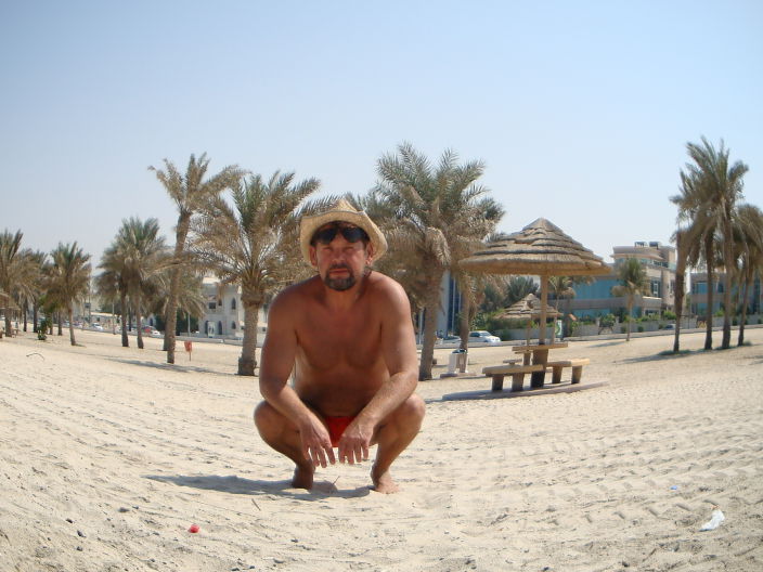 На пляже г.Шарджа(ОАЭ)одиноко и скучно,только люди в чер