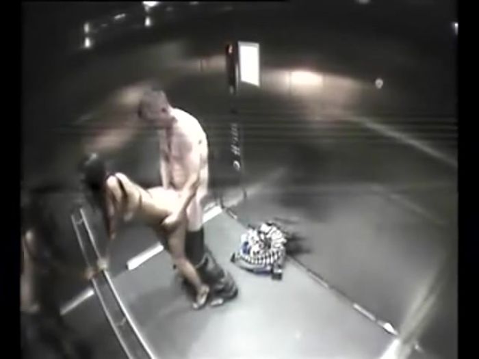 Трах в лифте был снят камерой наблюдения