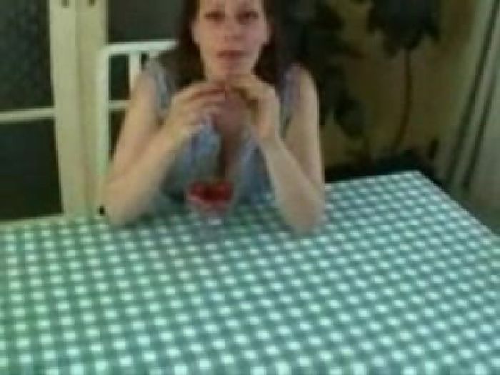 Заставила его кончить на лицо