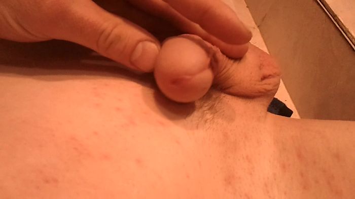 Кончаю лежа на полу.