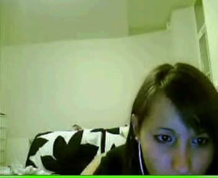 Девочка перед вебкамерой пальчиками