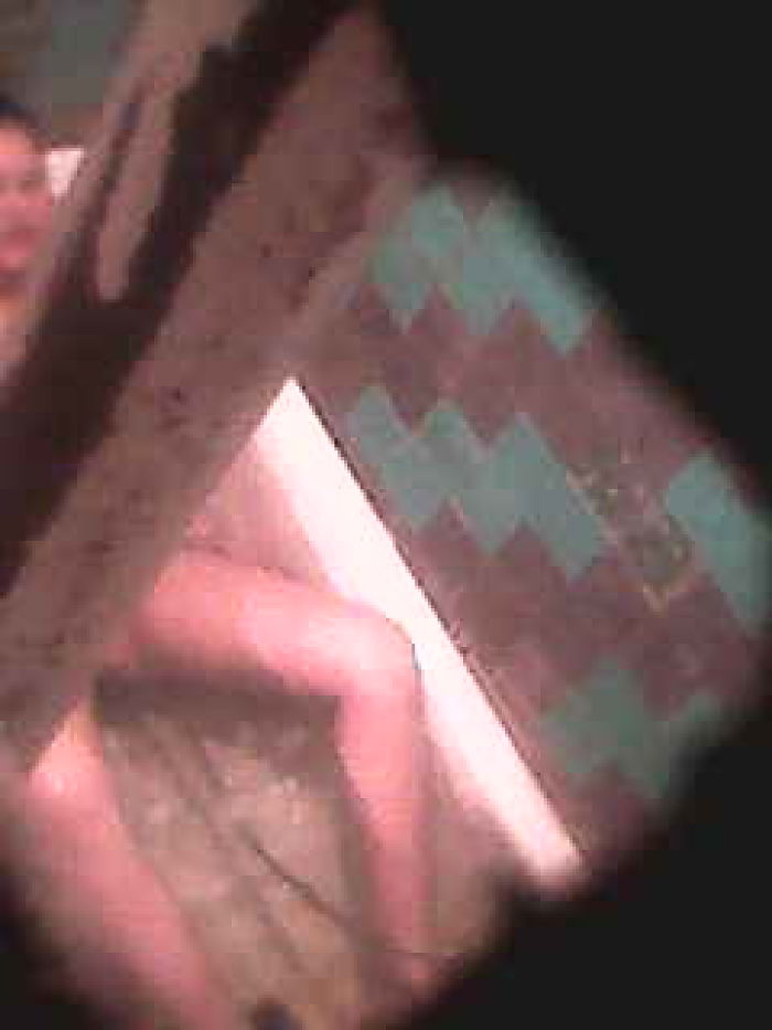 мастурбирует в ванной . скрытая камера