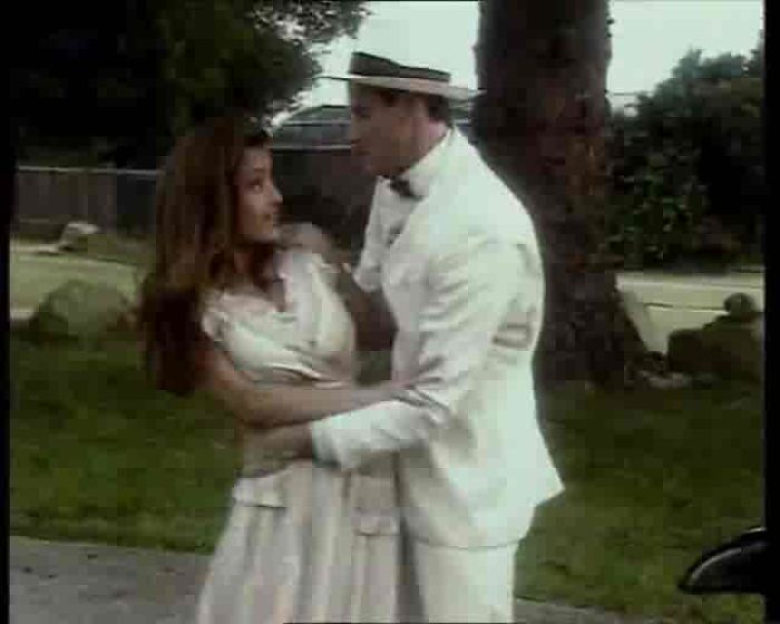 Разложил на усадебном участке