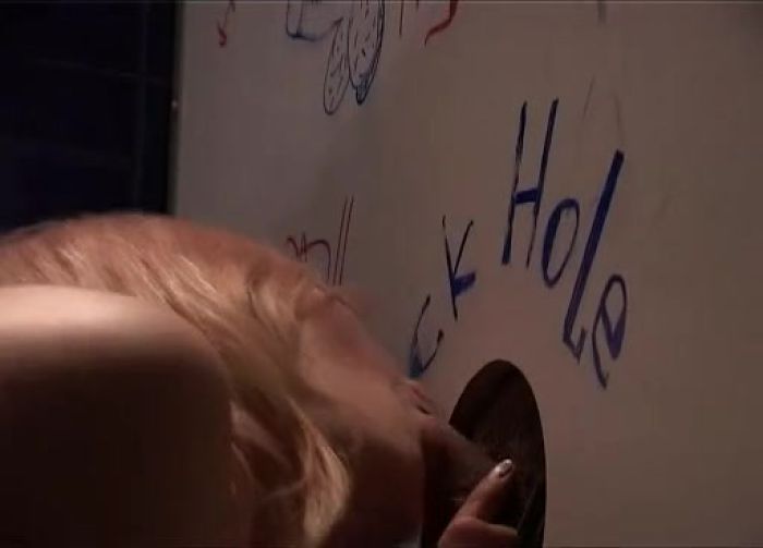 Дыроа славы для красивой блондинки