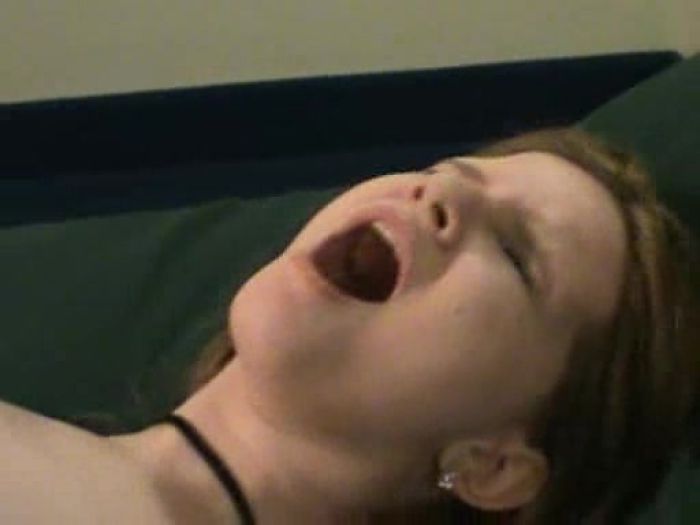 Кричит от оргазма