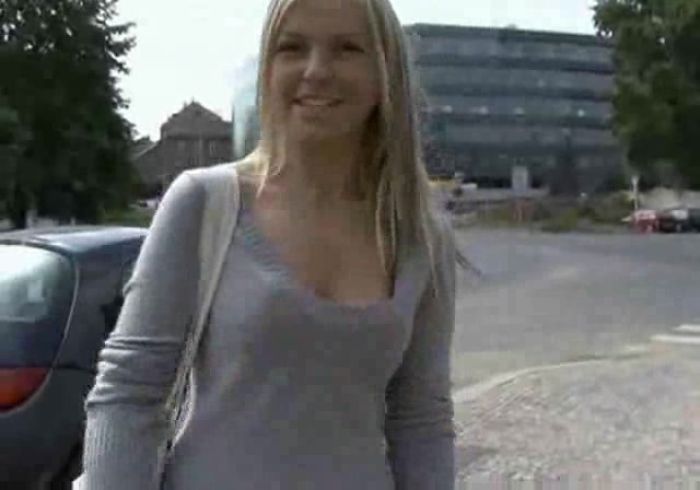 Красиванькая дрочит член за деньги