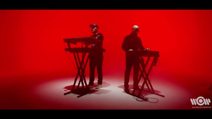 Сигарета мелькает во тьме.