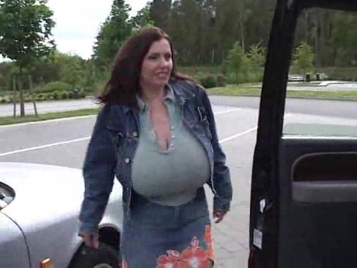 Померились сиськами