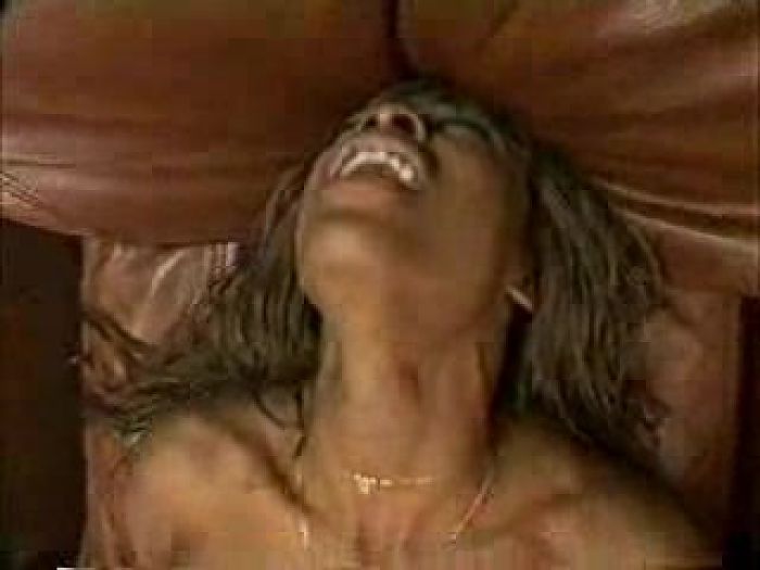 Черную жопку трахнули