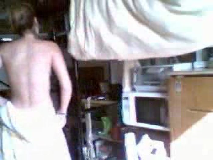 Стриптиз перед веб-камерой