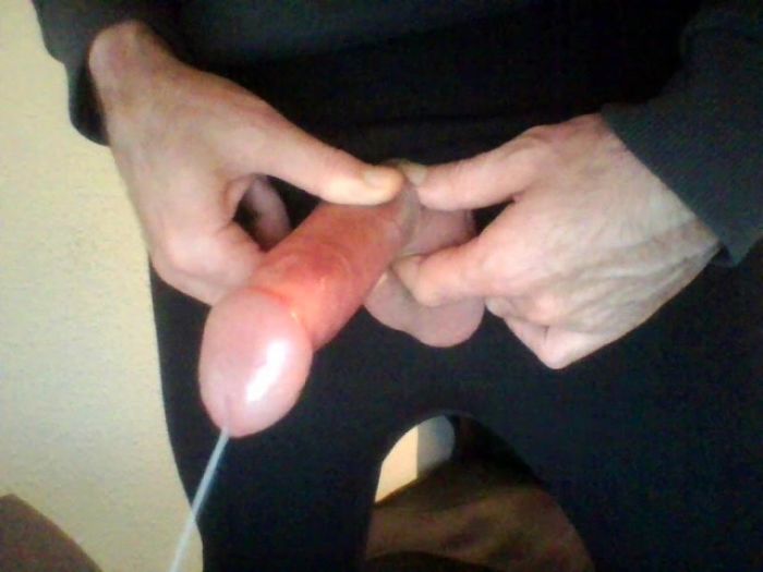 Вынул хуй из ширинки, подрочил и кончил