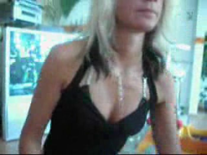 sandy lutscht sehr gerne