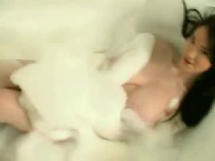 Молодая красивая азиаточка в ванне