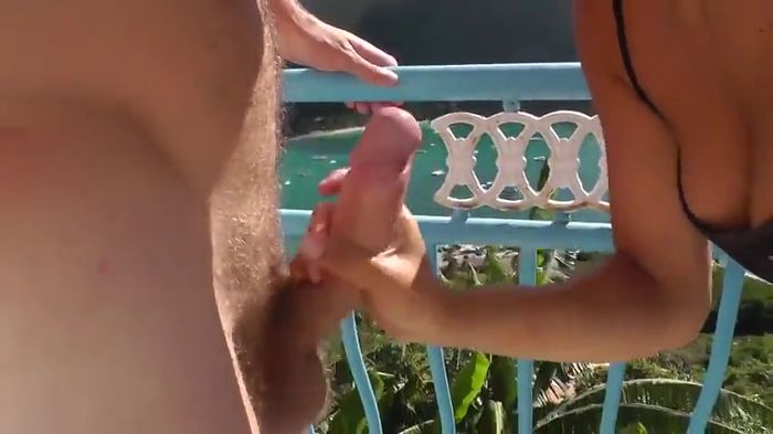 Подрочила и отсосала мужу член на балконе отеля