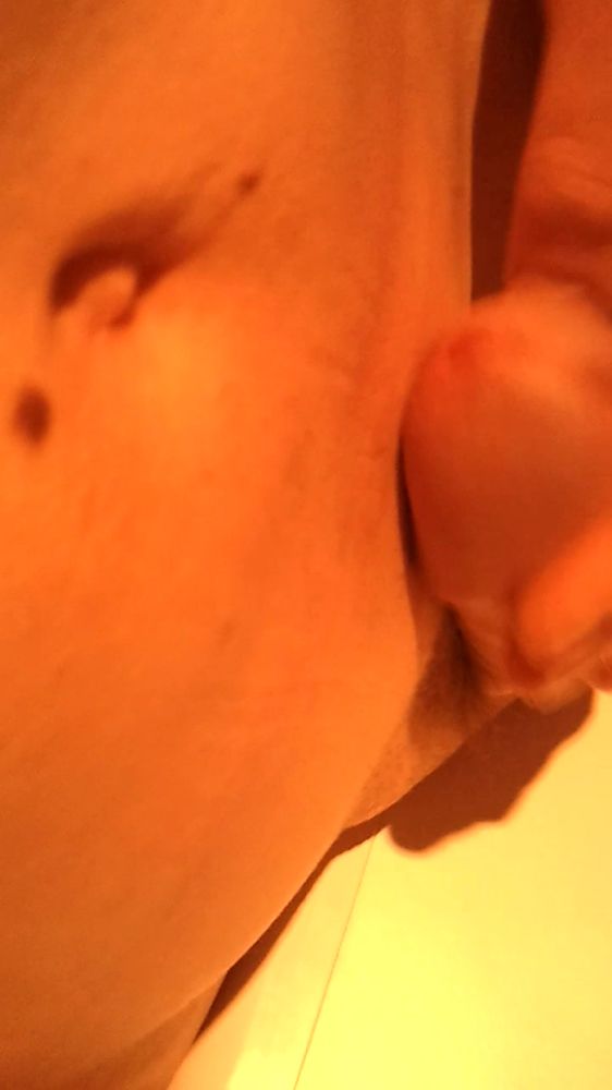 Кончил в ванной.