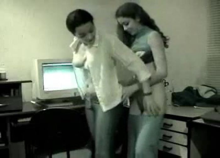 Лесбийский секс на работе