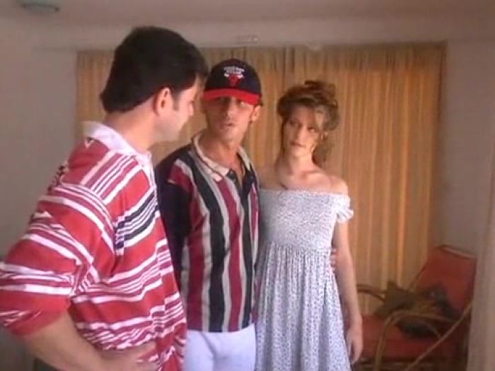 Милую брюнетку трахнули два парня