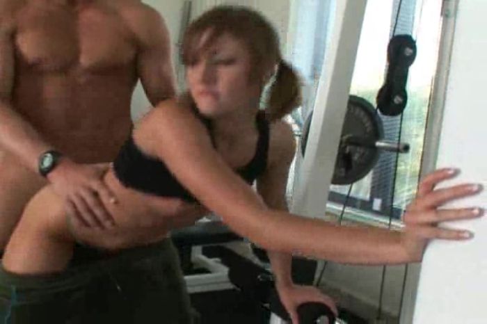 Спортивную чику трахает тренер