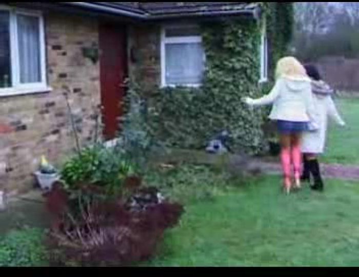 Разложились на лестнице