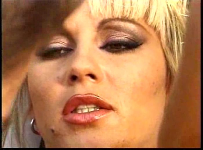 Бритую киску в саду