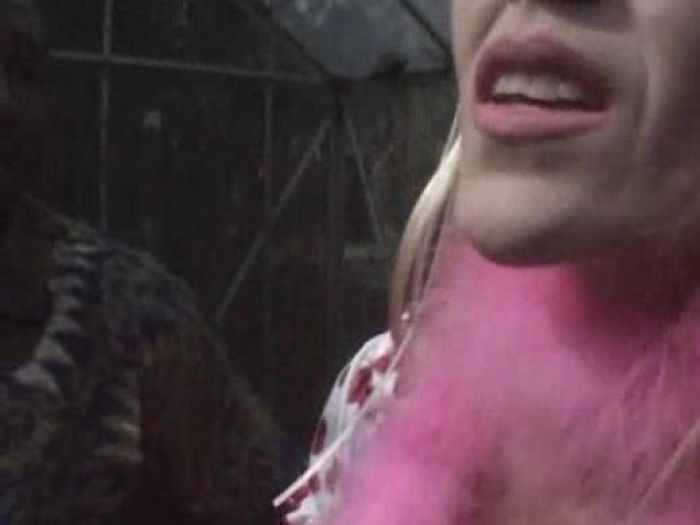 Отсасывает член своего черного друга