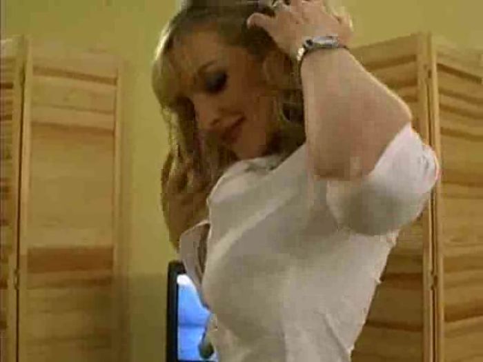 Блондинка Дани задирает свою юбочку