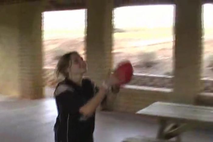 Задирает юбочку