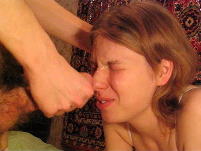 я спускаю в лицо моей шлюхе