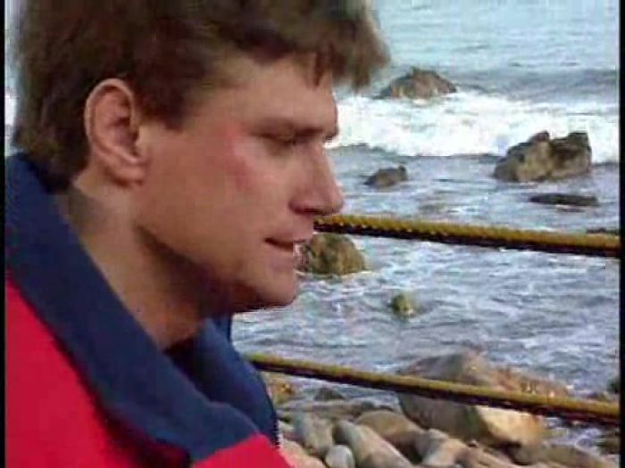 Брюнетка дает незнакомцу