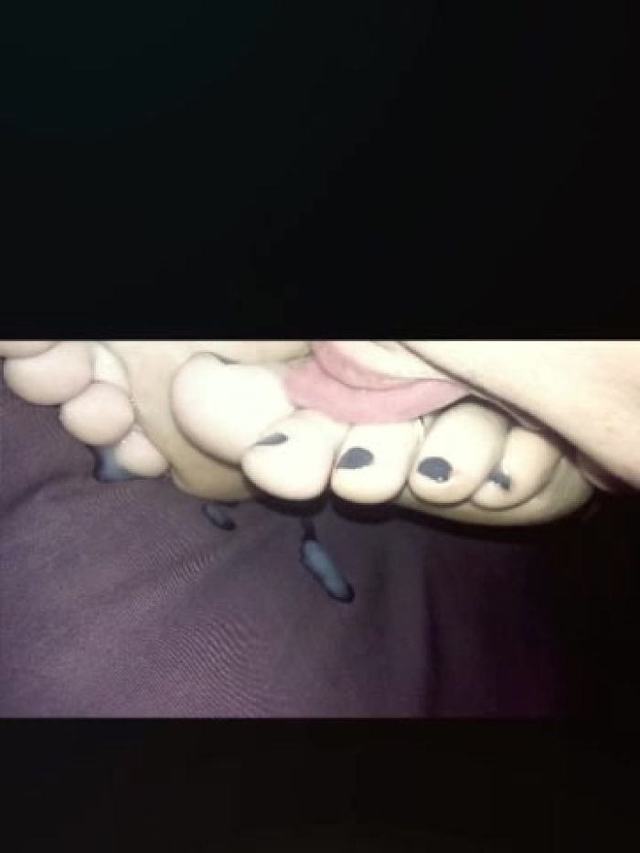 Вычищаю ноги жены от спермы любовника