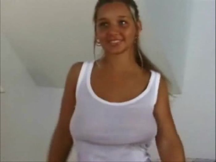 Она красиво танцует и сама по себе красивая =)))