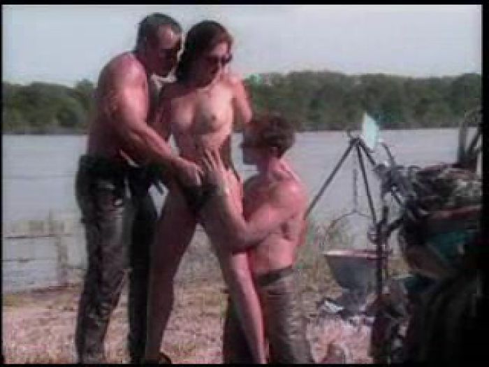 Babe with sunglasses fucks bikers