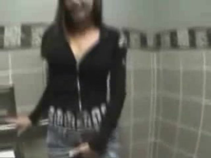 Потрахались в общественном туалете