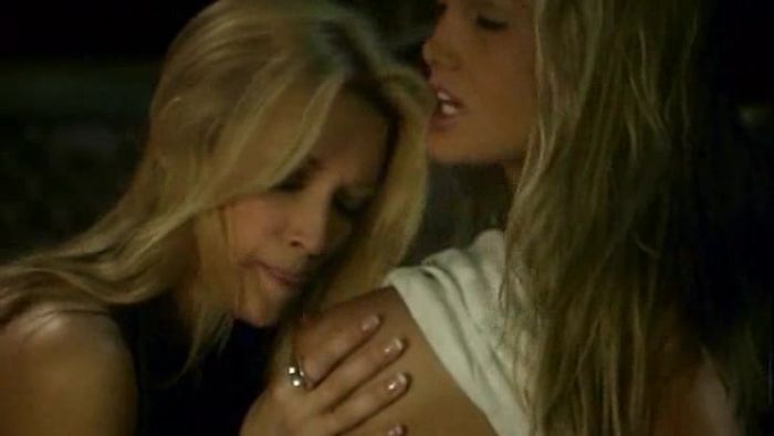 Две красотки лижут друг другу